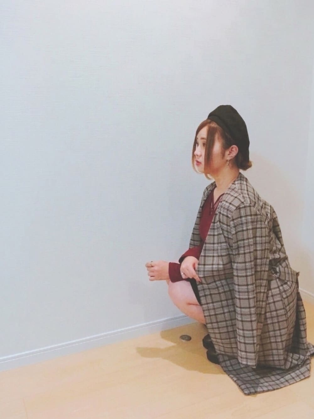 レッド系のニット/セーター、ブラック系のスカート、ブラウン系のジャケット/アウターを着用したレディースの秋コーディネートの1枚目の写真