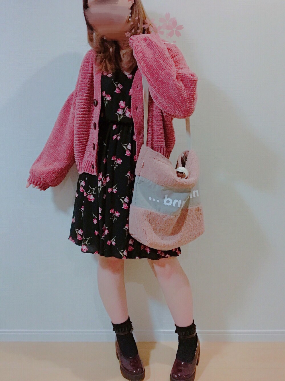 ピンク系のカーディガン/ボレロ、ピンク系のトートバッグ、ブラック系のワンピースを着用したレディースの秋コーディネートの1枚目の写真