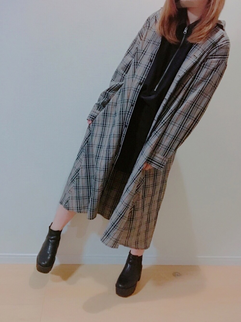 ブルー系のワンピース、ブラック系のシャツ/ブラウス、ブラック系のスカートを着用したレディースの秋コーディネートの1枚目の写真