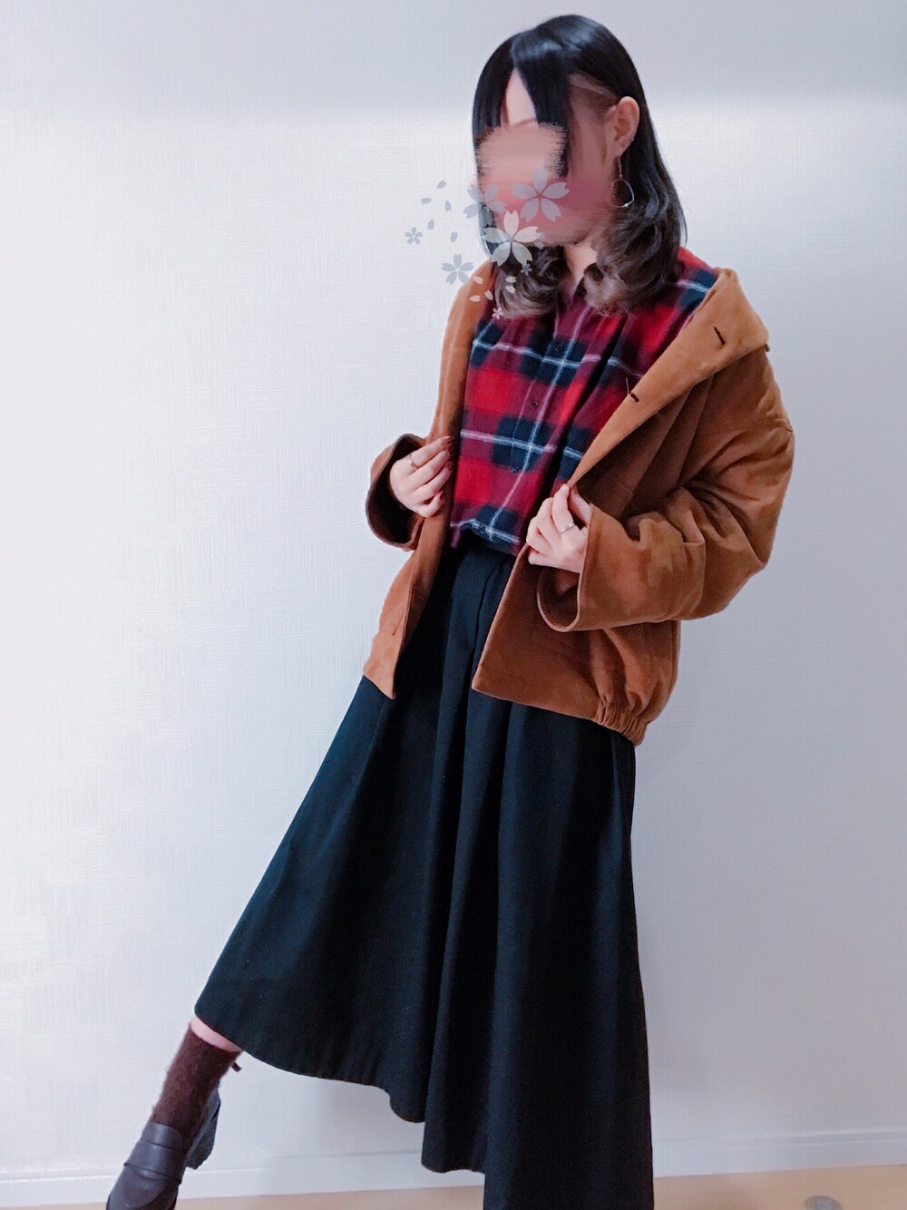 レッド系のシャツ/ブラウス、ブラック系のスカート、ブラウン系のブルゾンを着用したレディースの冬コーディネートの1枚目の写真