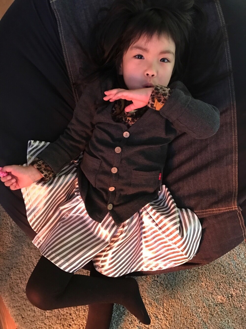 「ジュエル、4歳、保育園コーデ、春コーデ、おしゃれさんと繋がりたい、エリママコーデ」｜「no brandのアイテム（カーディガン/ボレロ、グレー系）」を使った、エリママ@るぽスタイルさん（キッズ・100cm）の冬コーディネートの1枚目の写真