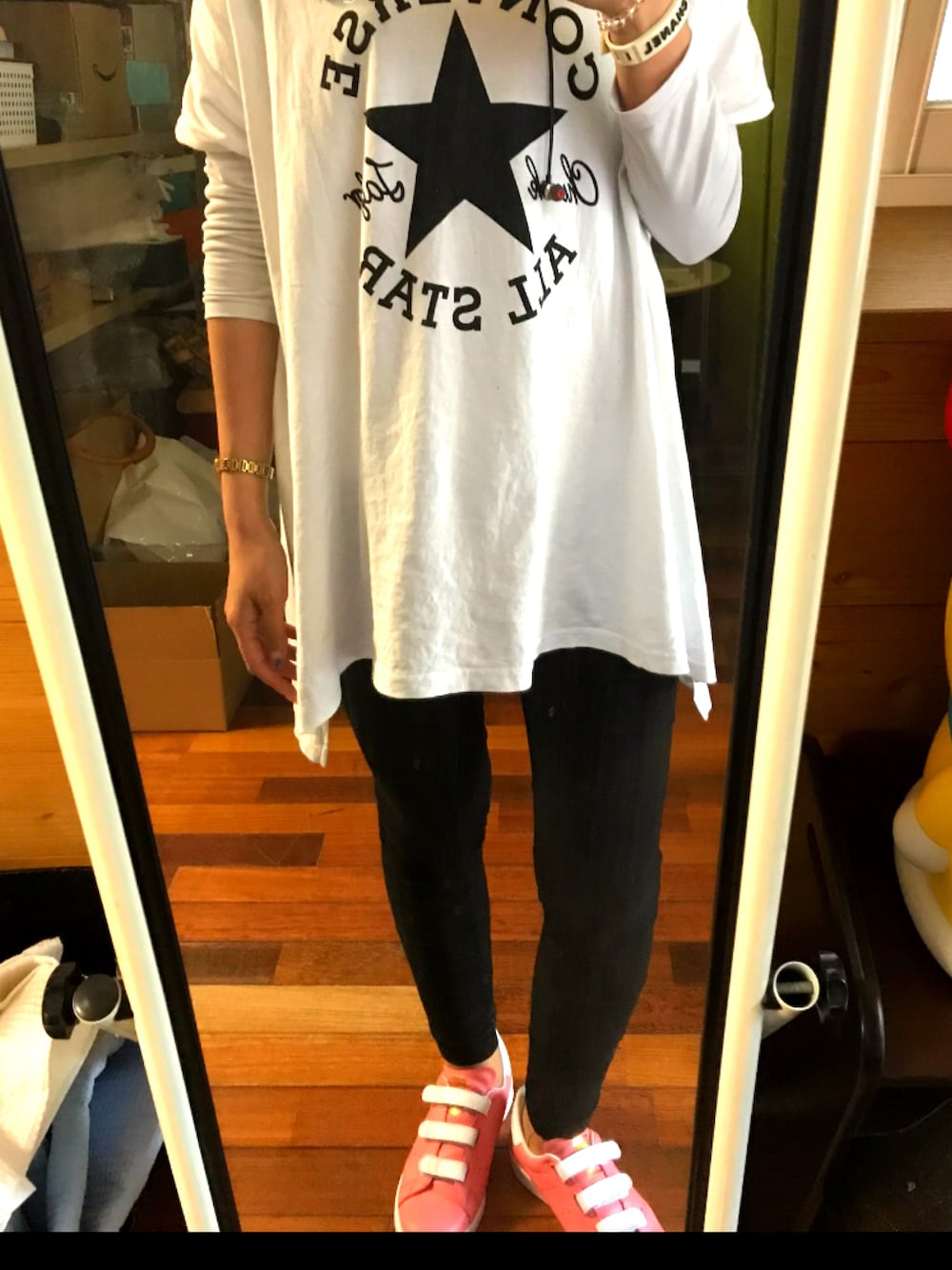 「30代、adidas、コンバース、シンプルコーデ」｜「CONVERSEのアイテム（Tシャツ/カットソー、ホワイト系）」を使った、ナナコさん（レディース・164cm）の春コーディネートの1枚目の写真