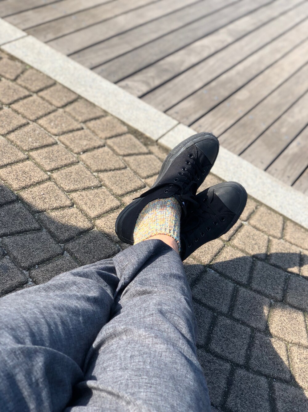 ブラック系のスニーカー、その他のスラックス、イエロー系のソックス/靴下を着用したメンズの秋コーディネートの1枚目の写真