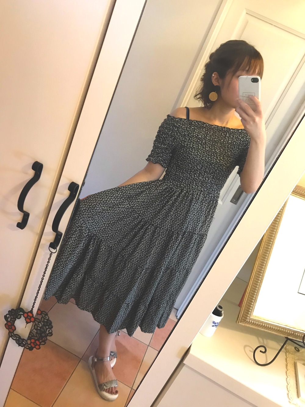 レッド系のワンピース、シルバー系のサンダル、ブラック系のピアス(両耳用)を着用したレディースの夏コーディネートの1枚目の写真