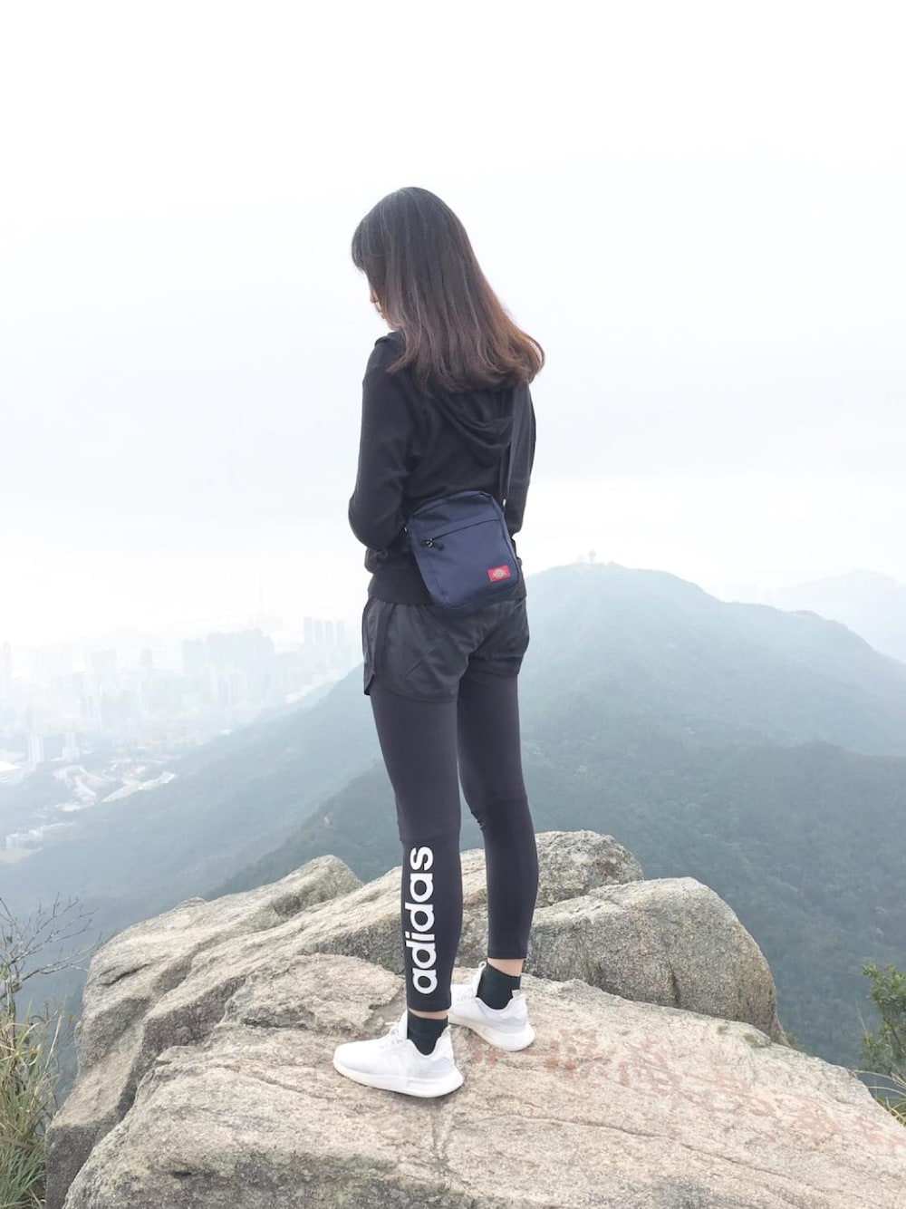 「ootd、球鞋、運動搭配、山の記録、山登り」｜「adidasのアイテム（その他パンツ、ブラック系）」を使った、tung0o0さん（レディース・170cm）の春コーディネートの1枚目の写真