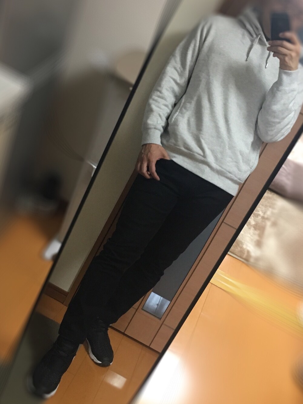 「休日スタイル、シンプルコーデ、プチプラ、パーカー、ブラックスキニー、ブラックデニム、グレーのパーカー、モノトーン、フューリーライト」｜「UNIQLOのアイテム（デニムパンツ、ブラック系）」を使った、かずひさん（メンズ・178cm）の春コーディネートの1枚目の写真