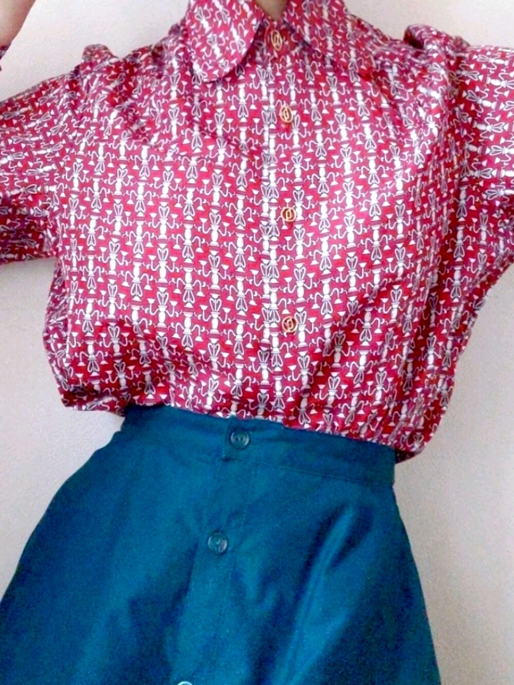 「柄シャツ、古着好きな人と繋がりたい、古着女子と繋がりたい、チャイナ風」｜「UNIQLOのアイテム（スカート、ブルー系）」を使った、hochikoさん（レディース・156cm）の夏コーディネートの1枚目の写真
