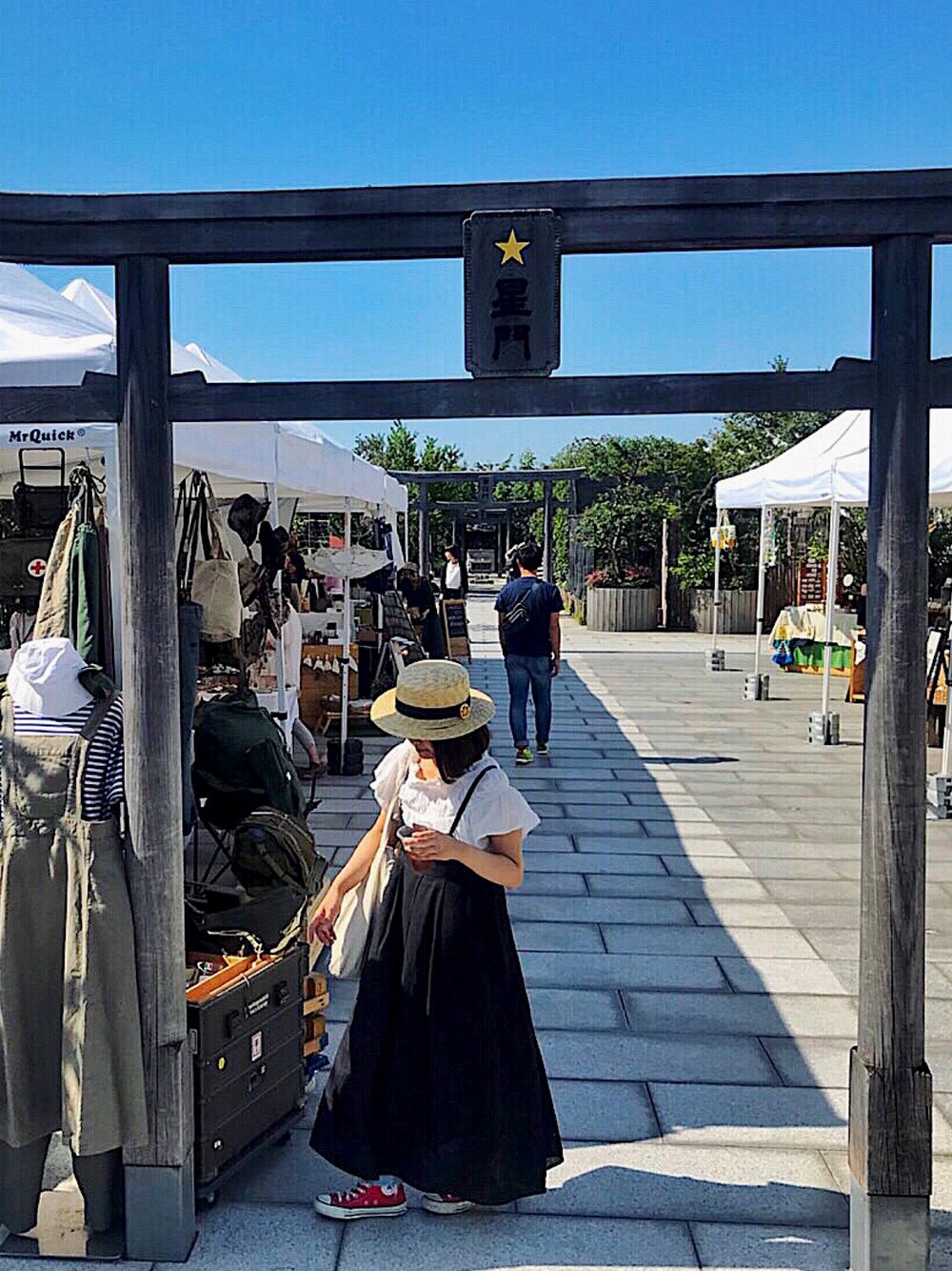 「カンカン帽、リネンワンピース、コンバース、赤コンバース」｜「AZUL by moussyの麦わらｶﾝｶﾝ帽（ハット、ベージュ系）」を使った、Ｌlyさん（レディース・150cm）の夏コーディネートの1枚目の写真