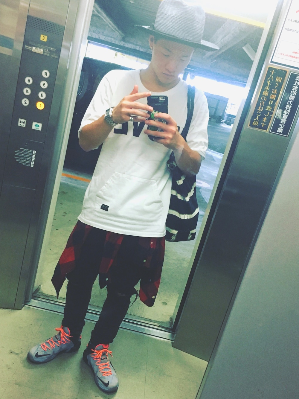 「おしゃれさんと繋がりたい、デニム、黒、秋のコーデ、シャツスタイル、Tシャツ、LOVE、tiffany&co、リング、ハイカットスニーカー」｜「OURETのアイテム（ハット、グレー系）」を使った、rさん（メンズ・167cm）の夏コーディネートの1枚目の写真