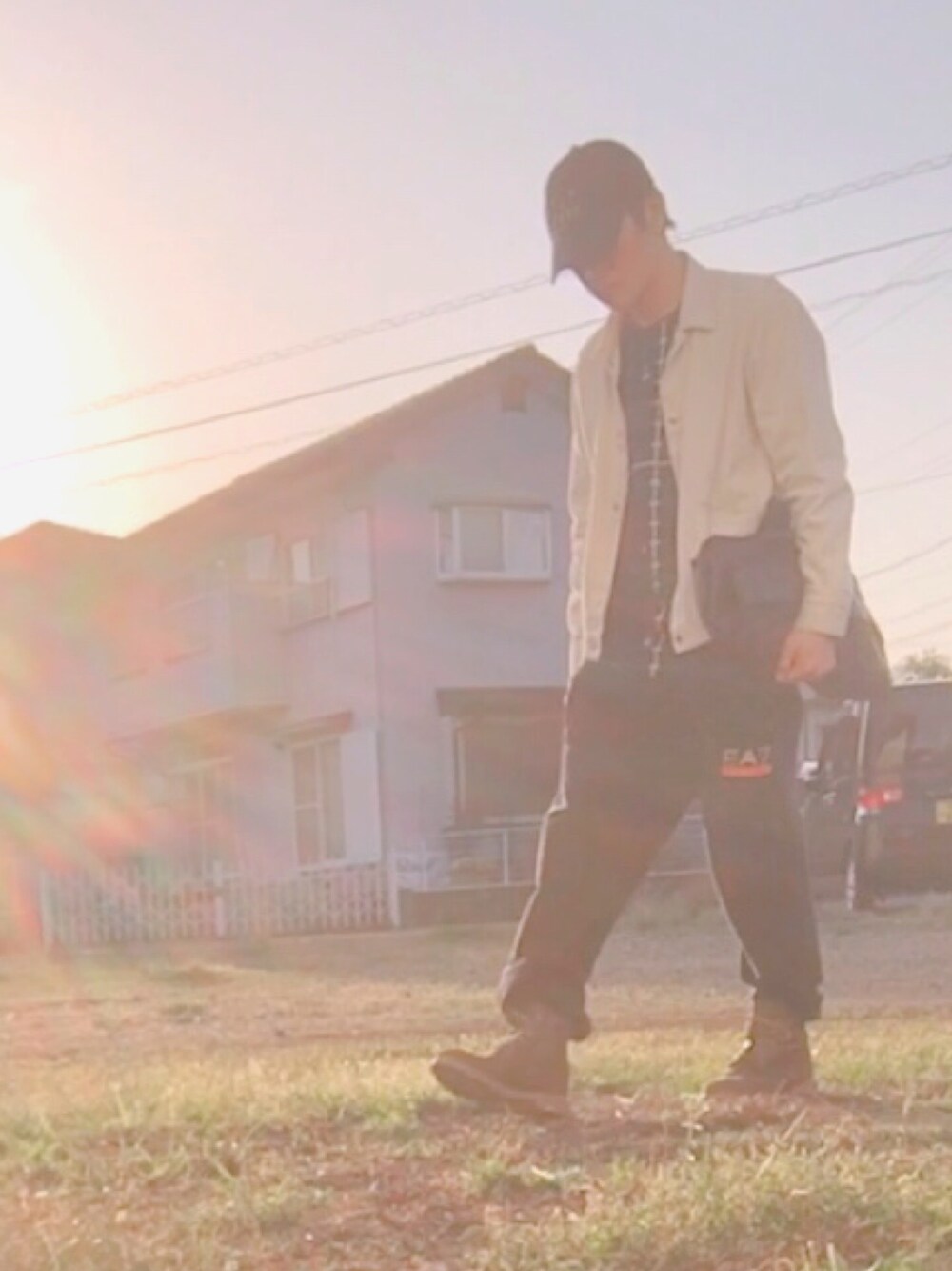 「KanyeWest、デニムジャケット、スウェット」｜「Kanye Westのアイテム（キャップ、ブラック系）」を使った、rさん（メンズ・167cm）の春コーディネートの1枚目の写真