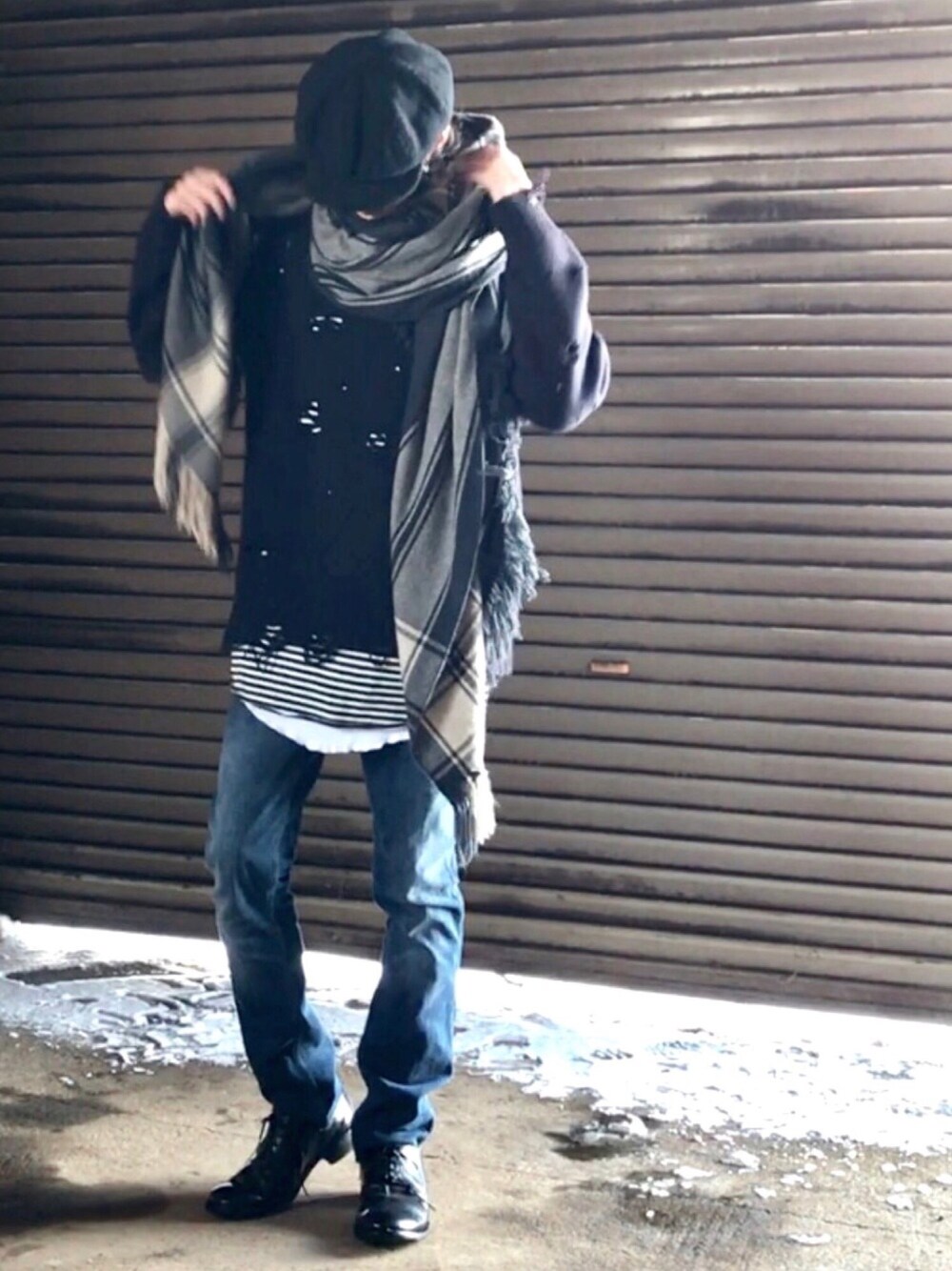 ブラック系のニット/セーター、ブラック系のTシャツ/カットソー、ホワイト系のタンクトップを着用したメンズの冬コーディネートの1枚目の写真