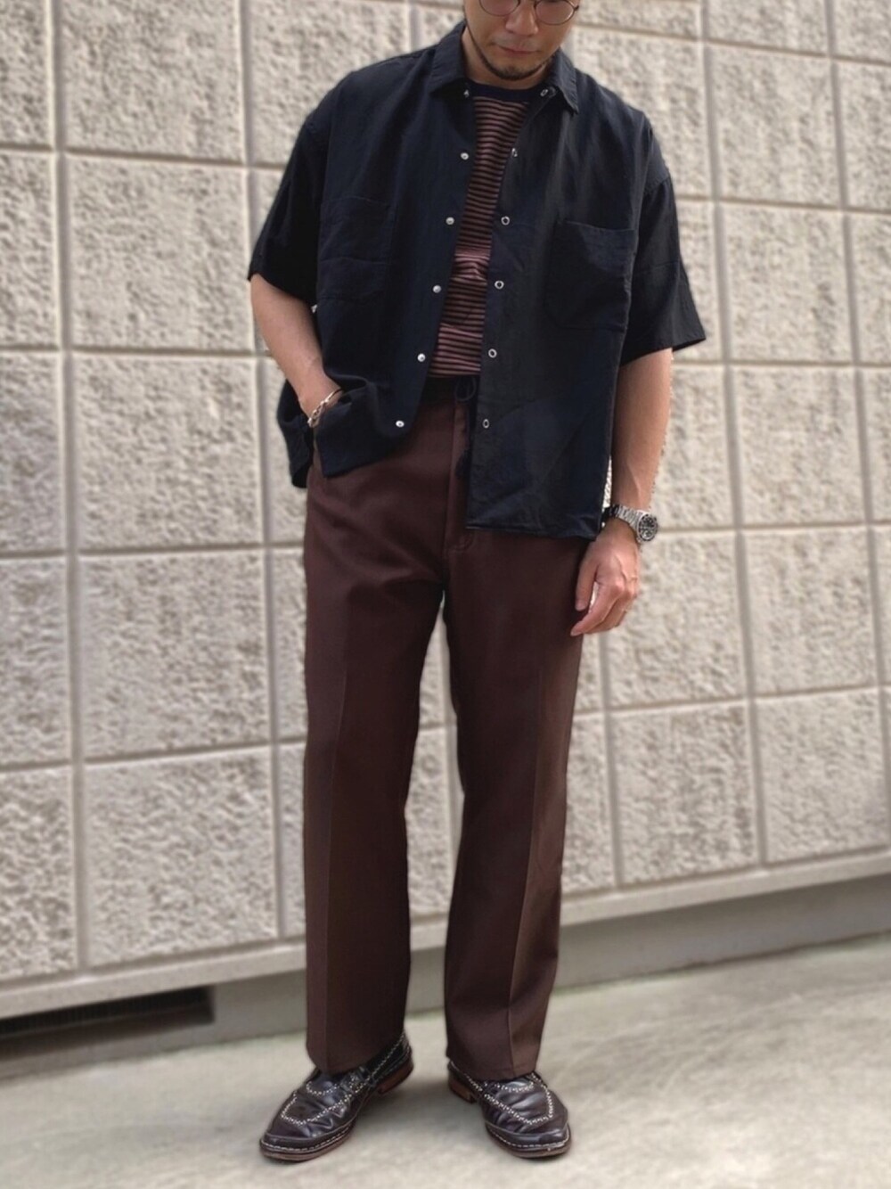ブラック系のシャツ/ブラウス、ブラウン系のその他パンツ、ブラウン系のTシャツ/カットソーを着用したメンズの夏コーディネートの1枚目の写真
