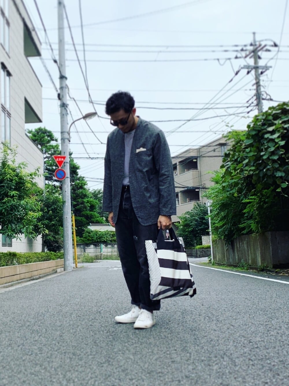 ホワイト系のTシャツ/カットソー、グレー系のテーラードジャケット、ブラック系のデニムパンツを着用したメンズの夏コーディネートの1枚目の写真