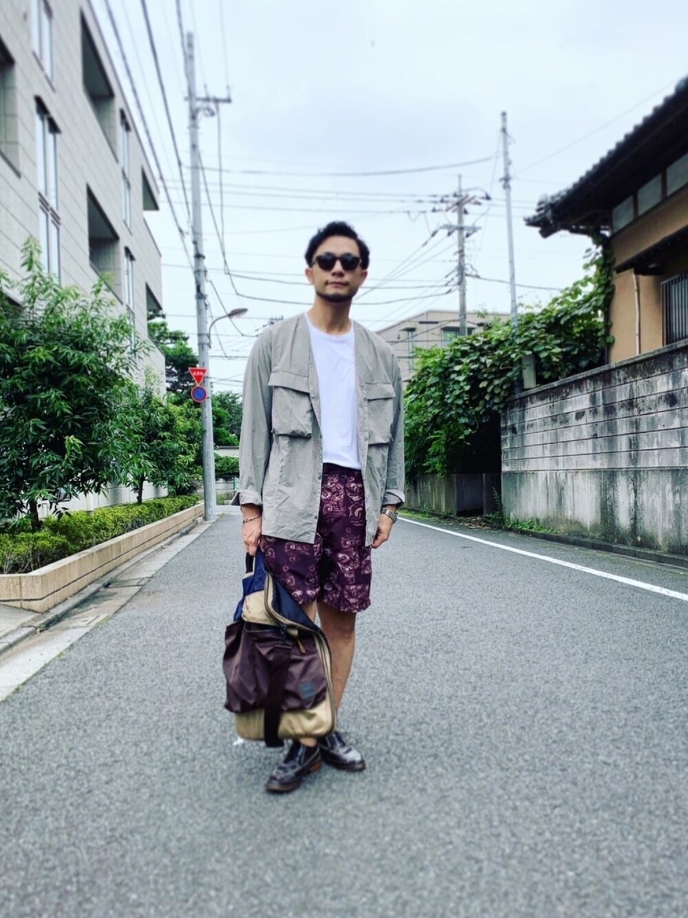 ホワイト系のTシャツ/カットソー、ベージュ系のその他アウター、レッド系のパンツを着用したメンズの夏コーディネートの1枚目の写真