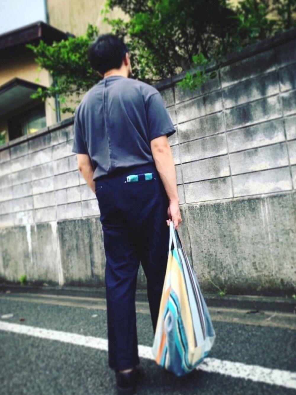 グレー系のTシャツ/カットソー、ブルー系のブーツ、ブルー系のハンカチ/ハンドタオルを着用したメンズの夏コーディネートの1枚目の写真