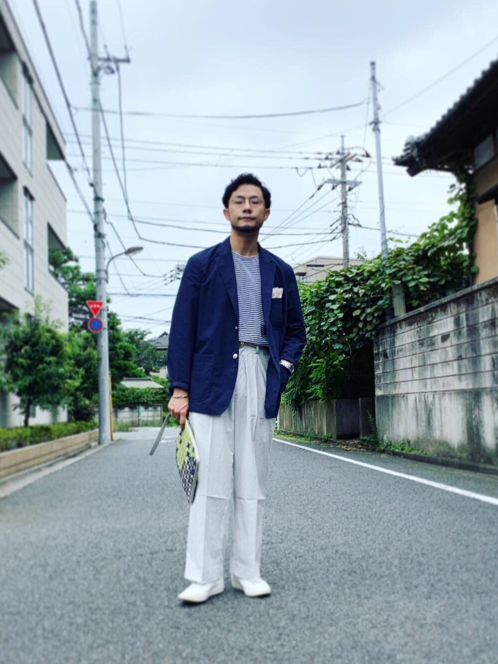 ホワイト系のTシャツ/カットソー、ブルー系のその他アウター、ホワイト系のパンツを着用したメンズの夏コーディネートの1枚目の写真