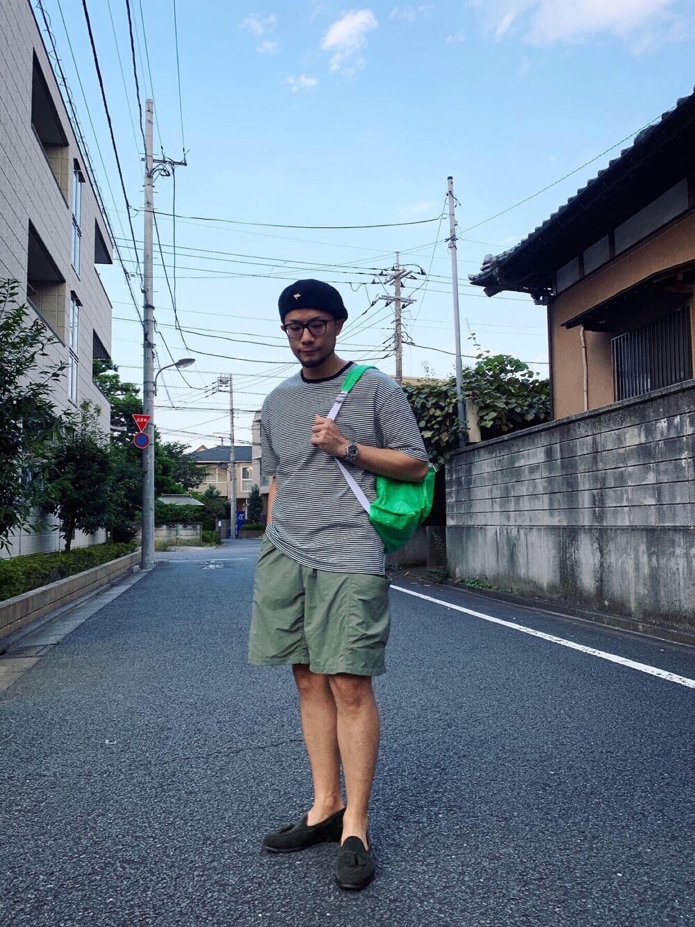 その他のTシャツ/カットソー、グリーン系のバックパック/リュック、グリーン系のその他パンツを着用したメンズの夏コーディネートの1枚目の写真