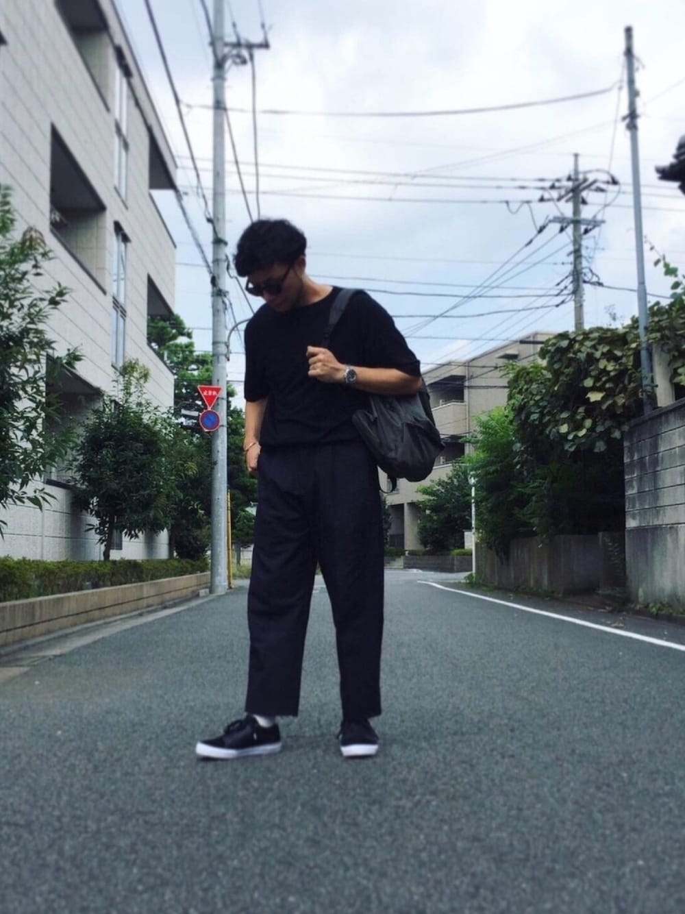 グリーン系のバックパック/リュック、ブラック系のその他パンツ、ブラック系のスニーカーを着用したメンズの夏コーディネートの1枚目の写真