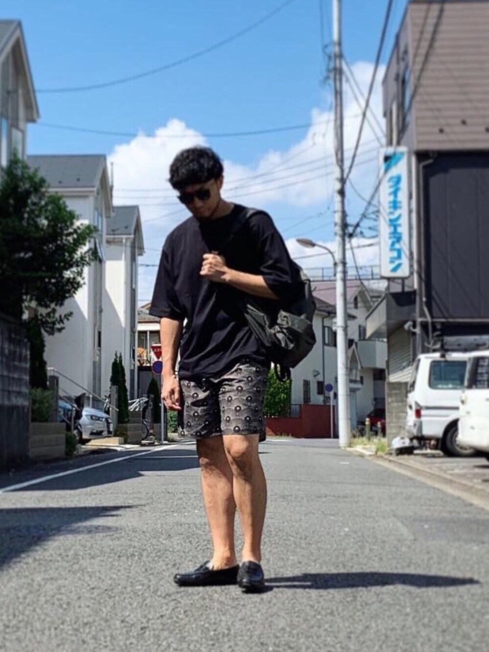 「ワントーンコーデ、オーバーサイズ、柄パンツ、オールブラック、ローファー、サングラス、きれいめカジュアル、大人カジュアル、リラックススタイル、休日スタイル」｜「SAINT LAURENT PARISのアイテム（メガネ、ブラック系）」を使った、aaaaymnkさん（メンズ・174cm）の秋コーディネートの1枚目の写真