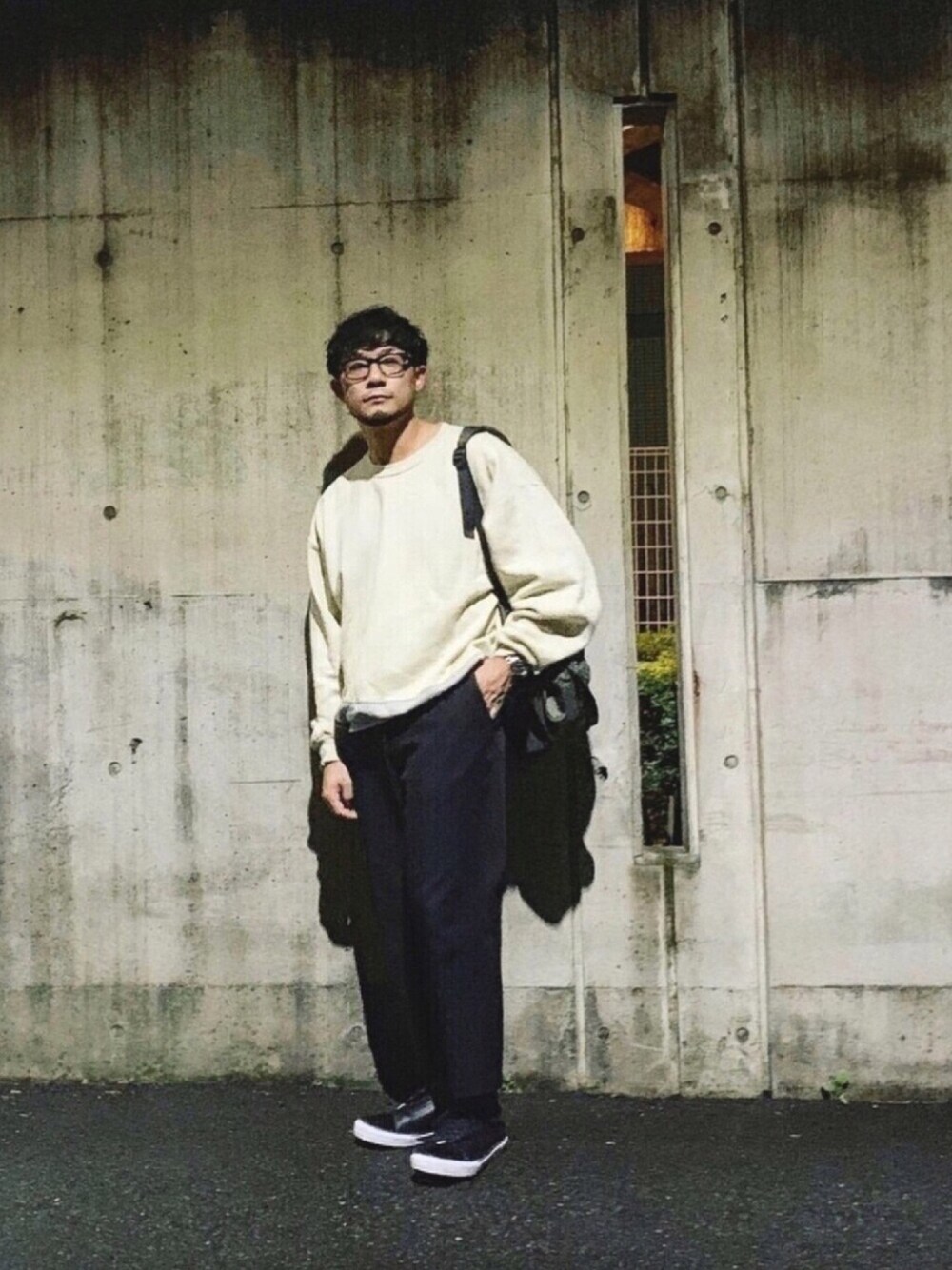 「メガネ男子、スウェット、ユニクロ、休日スタイル、オーバーサイズ、ストリート、VANS、リラックススタイル、ビッグシルエット、スニーカー」｜「MOSCOTのアイテム（メガネ、ブラウン系）」を使った、aaaaymnkさん（メンズ・174cm）の秋コーディネートの1枚目の写真