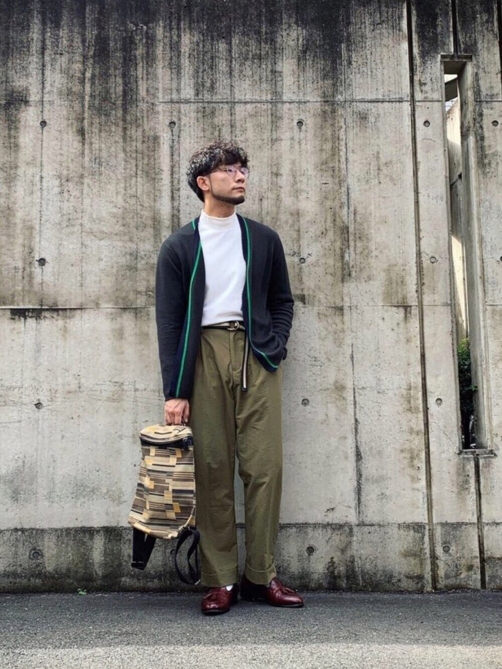 ホワイト系のTシャツ/カットソー、グレー系のカーディガン/ボレロ、ベージュ系のその他パンツを着用したメンズの秋コーディネートの1枚目の写真