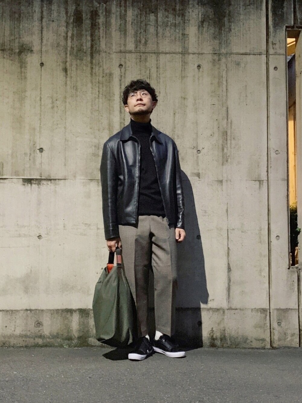 ブラック系のニット/セーター、ブラック系のジャケット/アウター、その他のパンツを着用したメンズの秋コーディネートの1枚目の写真