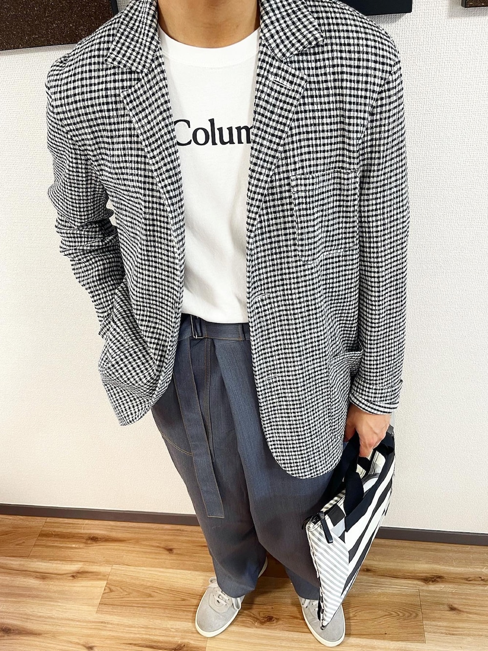 グレー系のジャケット/アウター、ホワイト系のTシャツ/カットソー、グレー系のその他パンツを着用したメンズの春コーディネートの1枚目の写真