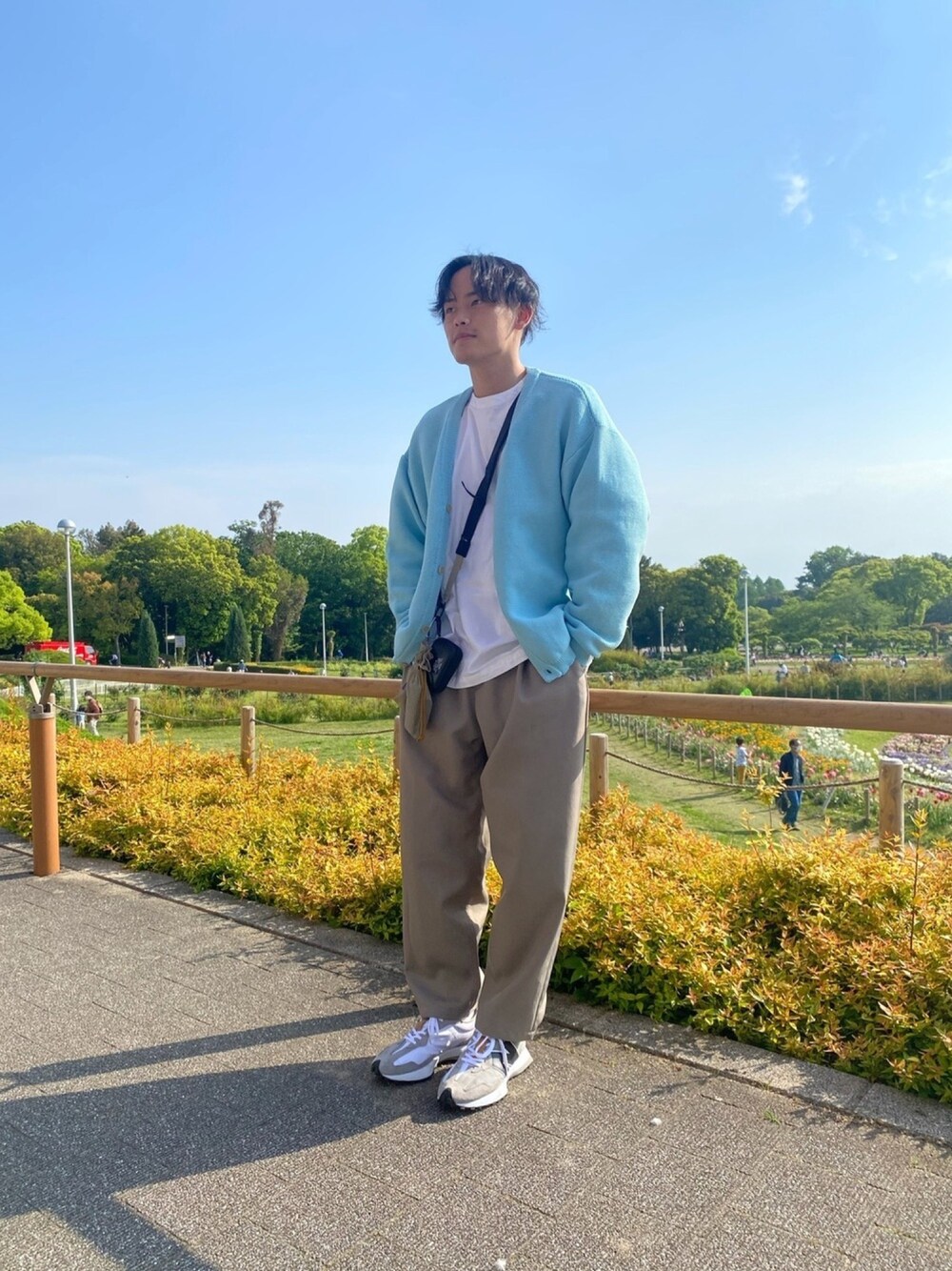 「お洒落さんとつながりたい、休日スタイル、オトナカジュアル、はるコーデ、いいね、save、フォローお願いします🤑、フォローミー、カジュアルコーデ、ニューバランス、ブルー、ゆるコーデ」｜「無印良品のアイテム（Tシャツ/カットソー、ホワイト系）」を使った、もーりさん（メンズ・174cm）の春コーディネートの1枚目の写真