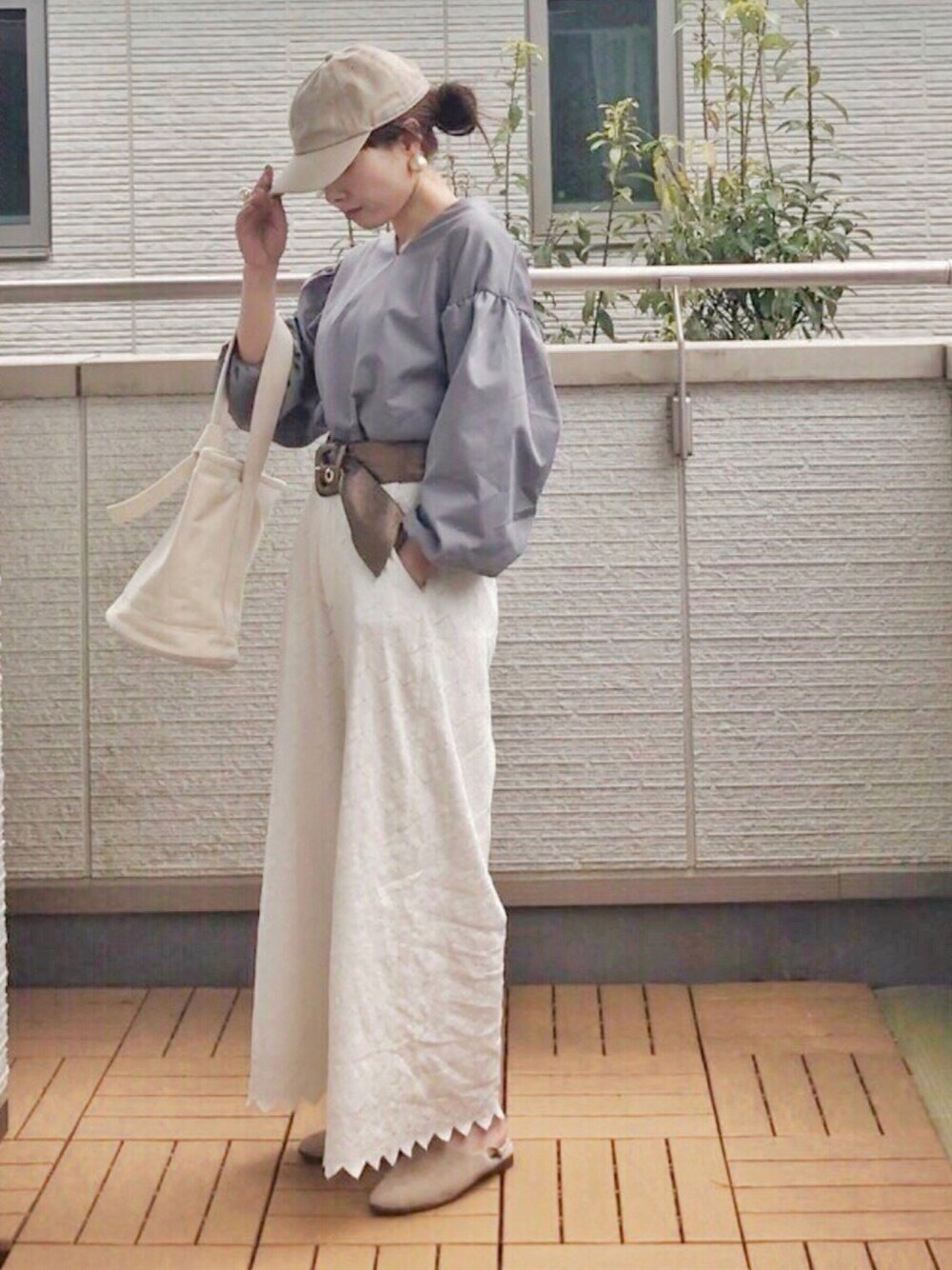 「ドラフトラグナムーン、ドラフトムルーア、バルーンスリーブ、ワイドパンツ、バブーシュ、キャップ、ちびっ子同盟、チビーズ✳︎、ボリューム袖、白パンツ」｜「titivateのﾊﾞﾙｰﾝｽﾘｰﾌﾞﾌﾟﾙｵｰﾊﾞｰ（Tシャツ/カットソー、グレー系）」を使った、Kay-teeeさん（レディース・150cm）の春コーディネートの1枚目の写真