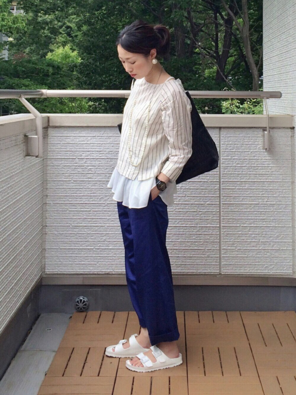 ホワイト系のシャツ/ブラウス、パープル系のスラックス、ブラック系のトートバッグを着用したレディースの夏コーディネートの1枚目の写真