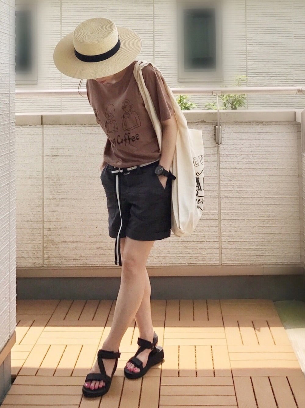 ブラウン系のTシャツ/カットソー、ブラック系のその他パンツ、その他のエコバッグ/サブバッグを着用したレディースの夏コーディネートの1枚目の写真