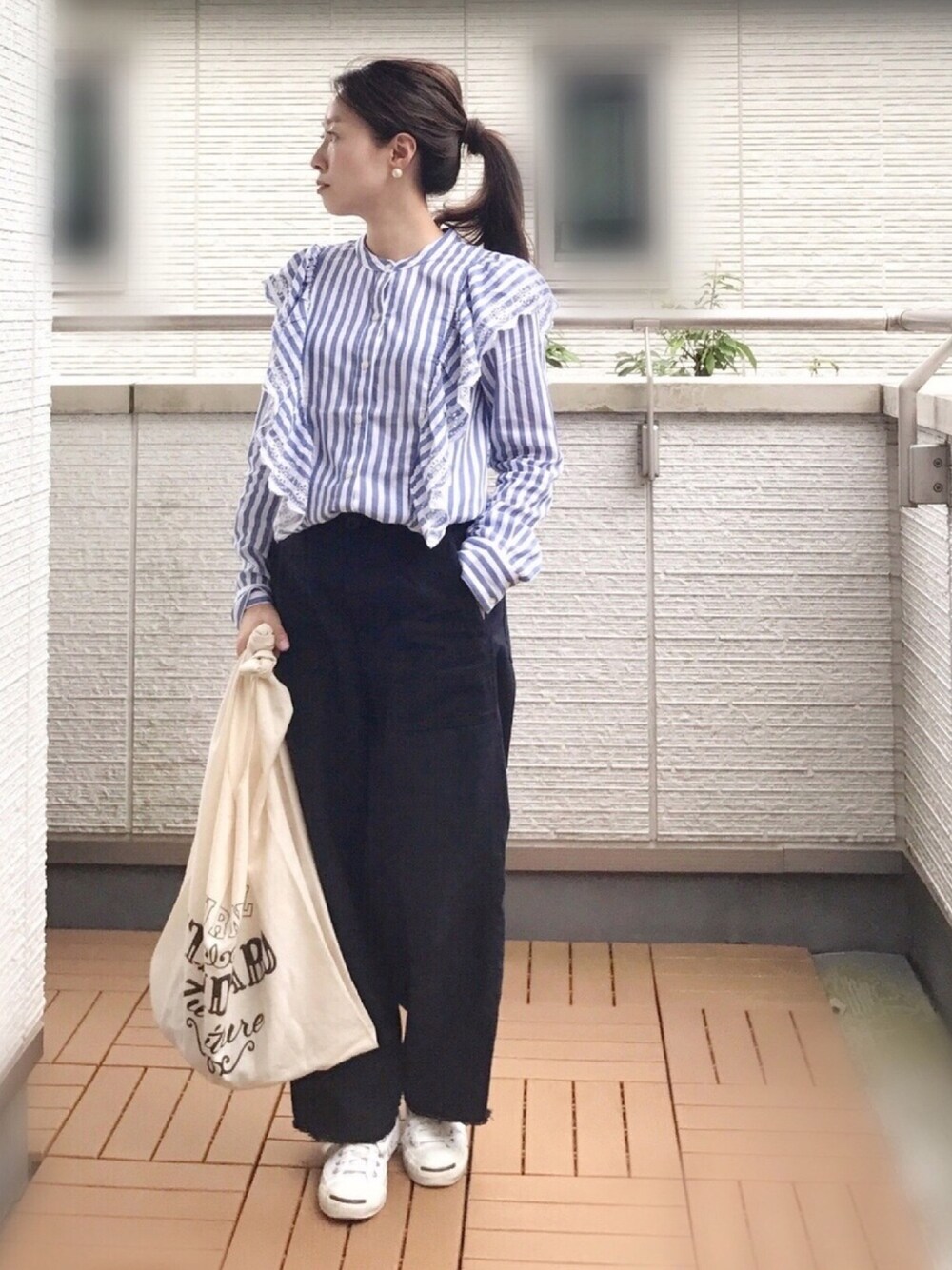 ホワイト系のシャツ/ブラウス、ブルー系のその他パンツ、その他のエコバッグ/サブバッグを着用したレディースの秋コーディネートの1枚目の写真