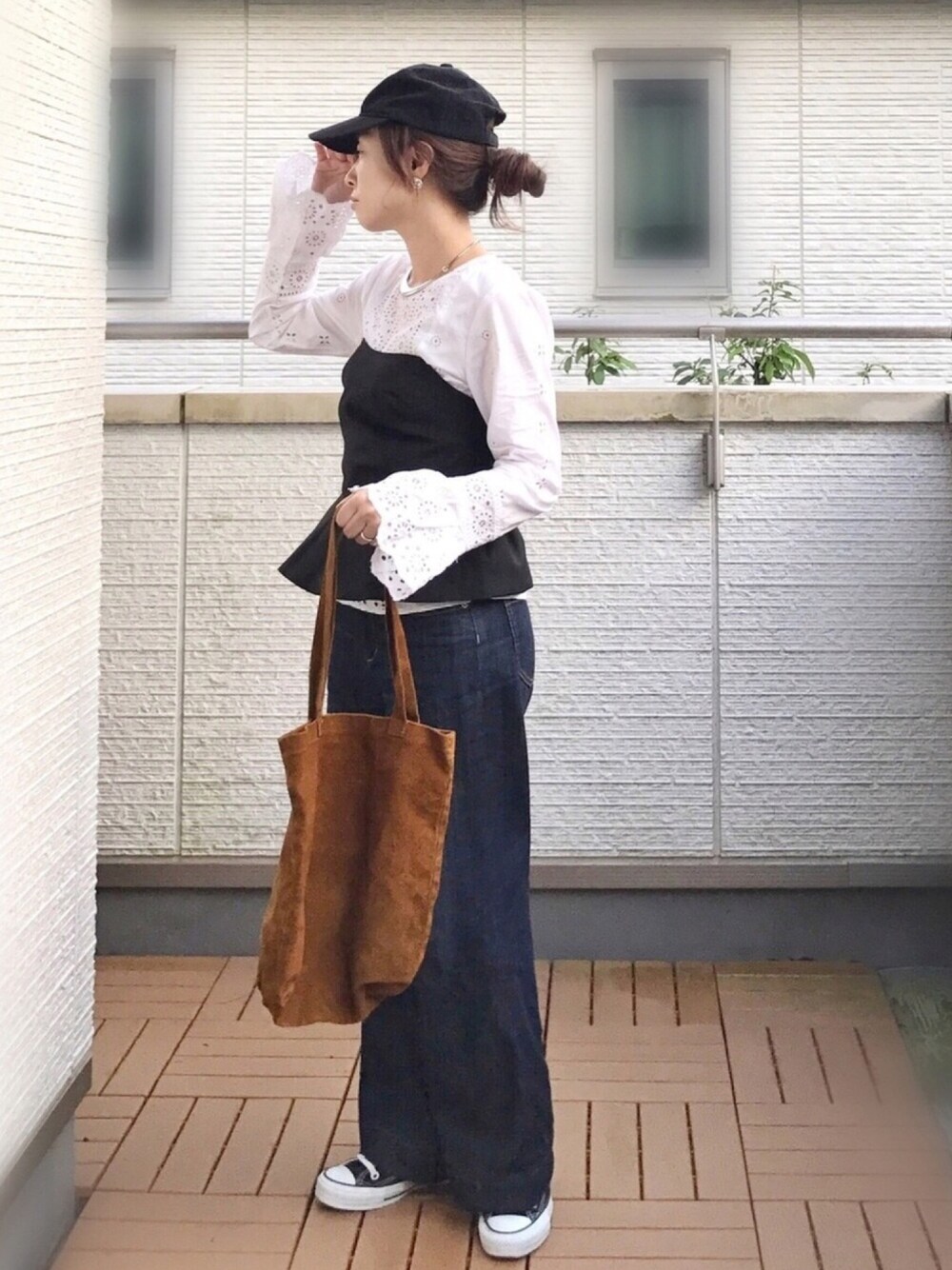 「ビスチェ、レーストップス、ワイドパンツ、デニム、スニーカーコーデ、キャップ、チビーズ✳︎、ちびっ子同盟、converse、GU」｜「GAPのGap ベルスリーブ アイレットトップス（シャツ/ブラウス、ホワイト系）」を使った、Kay-teeeさん（レディース・150cm）の秋コーディネートの1枚目の写真