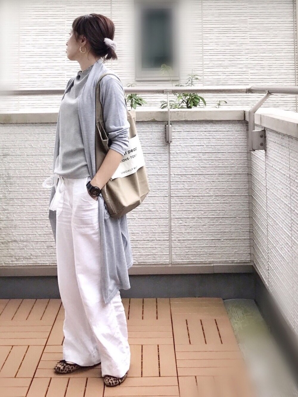 グレー系のカーディガン/ボレロ、グレー系のTシャツ/カットソー、ホワイト系のその他パンツを着用したレディースの秋コーディネートの1枚目の写真