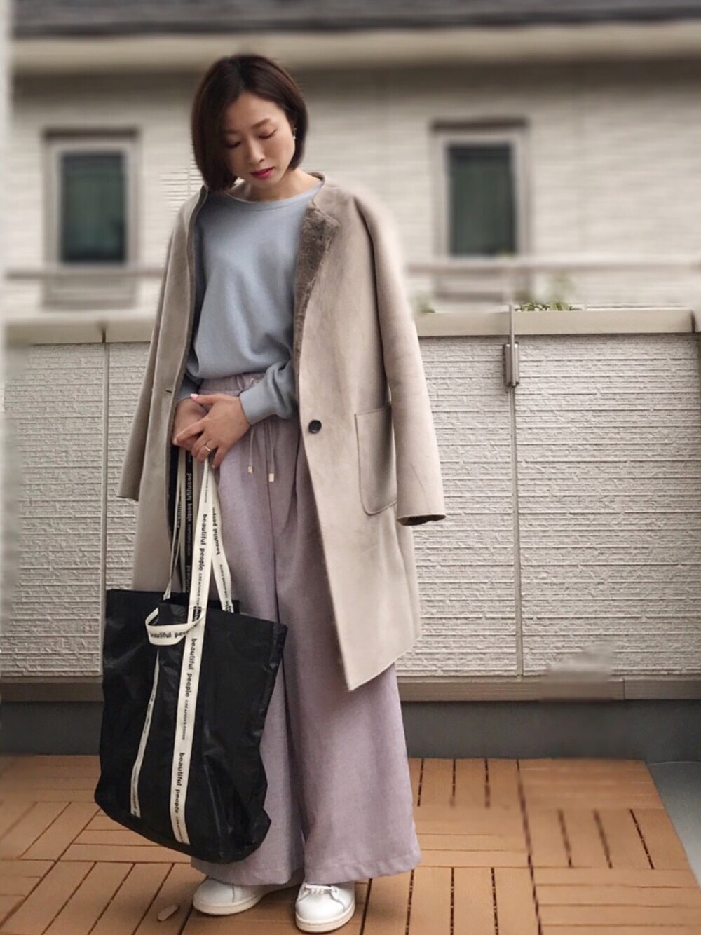 ブルー系のニット/セーター、パープル系のその他パンツ、グレー系のムートンコートを着用したレディースの冬コーディネートの1枚目の写真