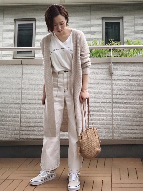 Kay-teee is wearing AZUL BY MOUSSY "筆記体アーチロゴVネック長袖T"