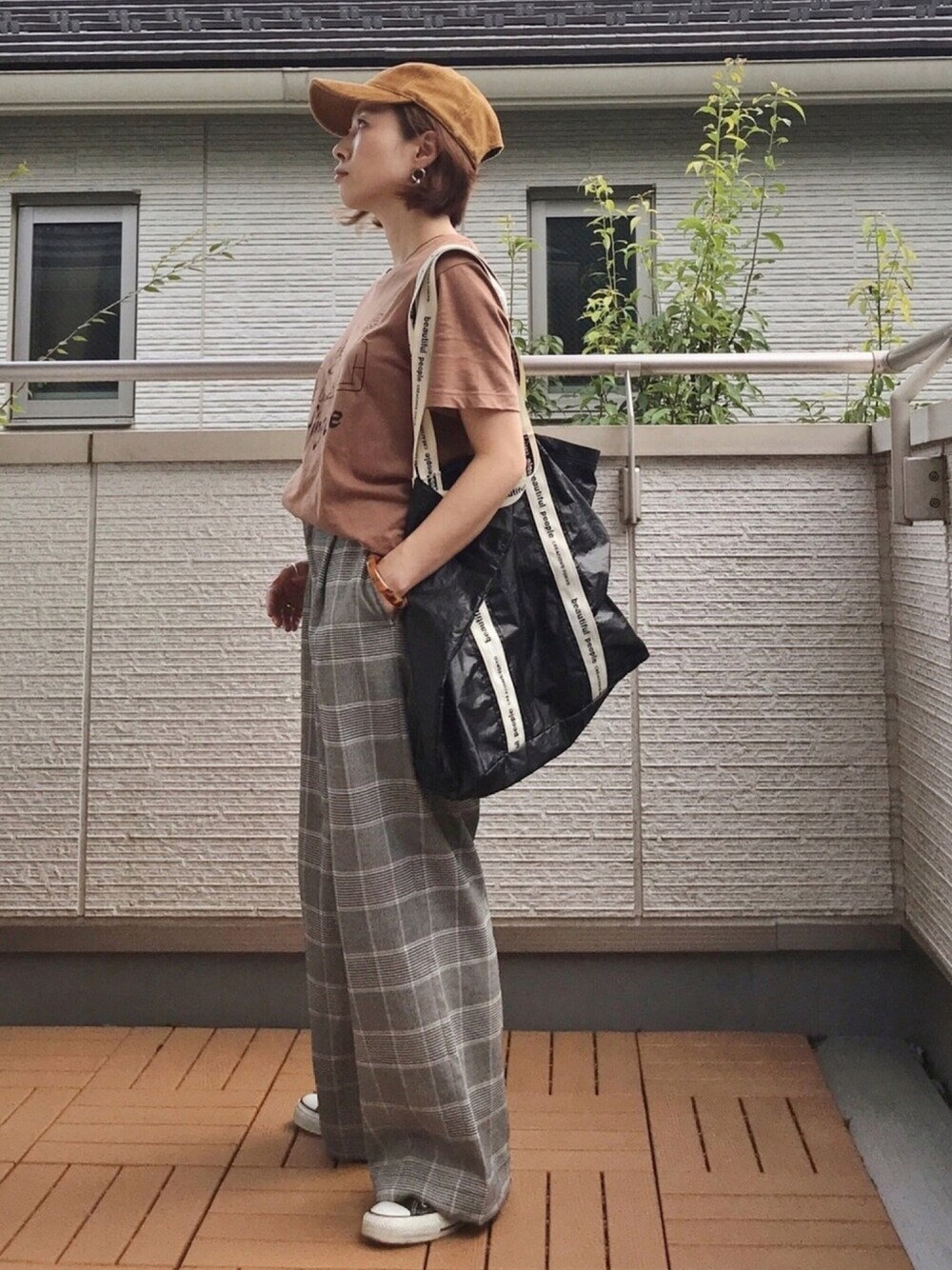 ブラウン系のTシャツ/カットソー、グレー系のその他パンツ、ブラック系のトートバッグを着用したレディースの秋コーディネートの1枚目の写真