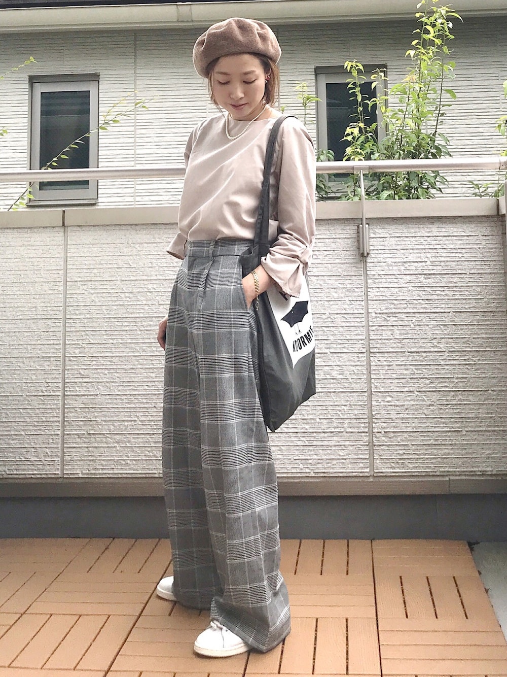 「秋服準備はじめました、秋コーデ、ketty cherie、PR、ベレー帽、7分袖、チェックパンツ、ワイドパンツ、パールネックレス、低身長」｜「ketty cherieのピーチ起毛袖リボンブラウス（シャツ/ブラウス、ベージュ系）」を使った、Kay-teeeさん（レディース・150cm）の秋コーディネートの1枚目の写真