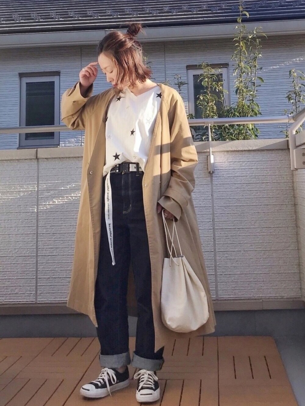 「LIPSTAR、ロールアップ、ガチャベルト、ノーカラーコート、星柄、巾着バッグ、春、刺繍、低身長」｜「LIPSTARのクウボウ天竺星刺繍カットソー（Tシャツ/カットソー、ホワイト系）」を使った、Kay-teeeさん（レディース・150cm）の春コーディネートの1枚目の写真