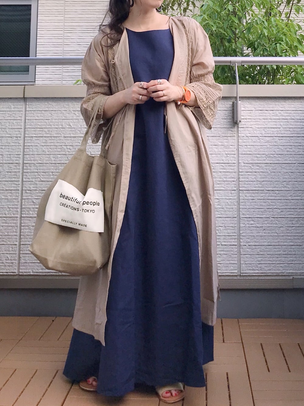 ブルー系のワンピース、ベージュ系のワンピース、ベージュ系のトートバッグを着用したレディースの夏コーディネートの1枚目の写真