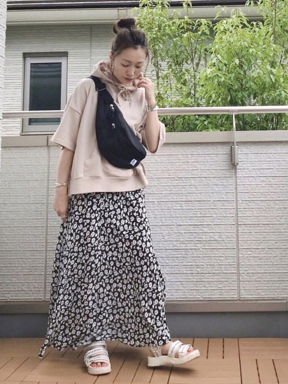 「chacocloset、パーカー、ウエストポーチ、ボディバッグ、花柄スカート、スポーツサンダル、SHAKA、低身長」｜「Chaco closetの5分袖 サイドスリット 裏毛ワイドパーカー（パーカー、ベージュ系）」を使った、Kay-teeeさん（レディース・150cm）の夏コーディネートの1枚目の写真