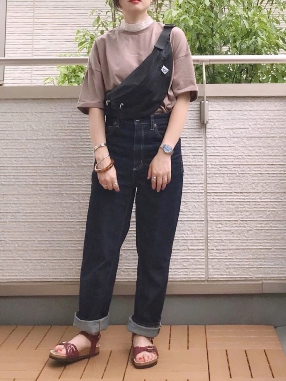 「pairpair、birkenstock、ビルケンシュトック、ｏｒｏｂｉａｎｃｏ、オロビアンコ、夏だ！Tシャツ着よう！、ロールアップ、ボディバッグ、低身長」｜「PairPairの襟フリルレース付チビロゴＴシャツ(レディース)（Tシャツ/カットソー、ブラウン系）」を使った、Kay-teeeさん（レディース・150cm）の夏コーディネートの1枚目の写真