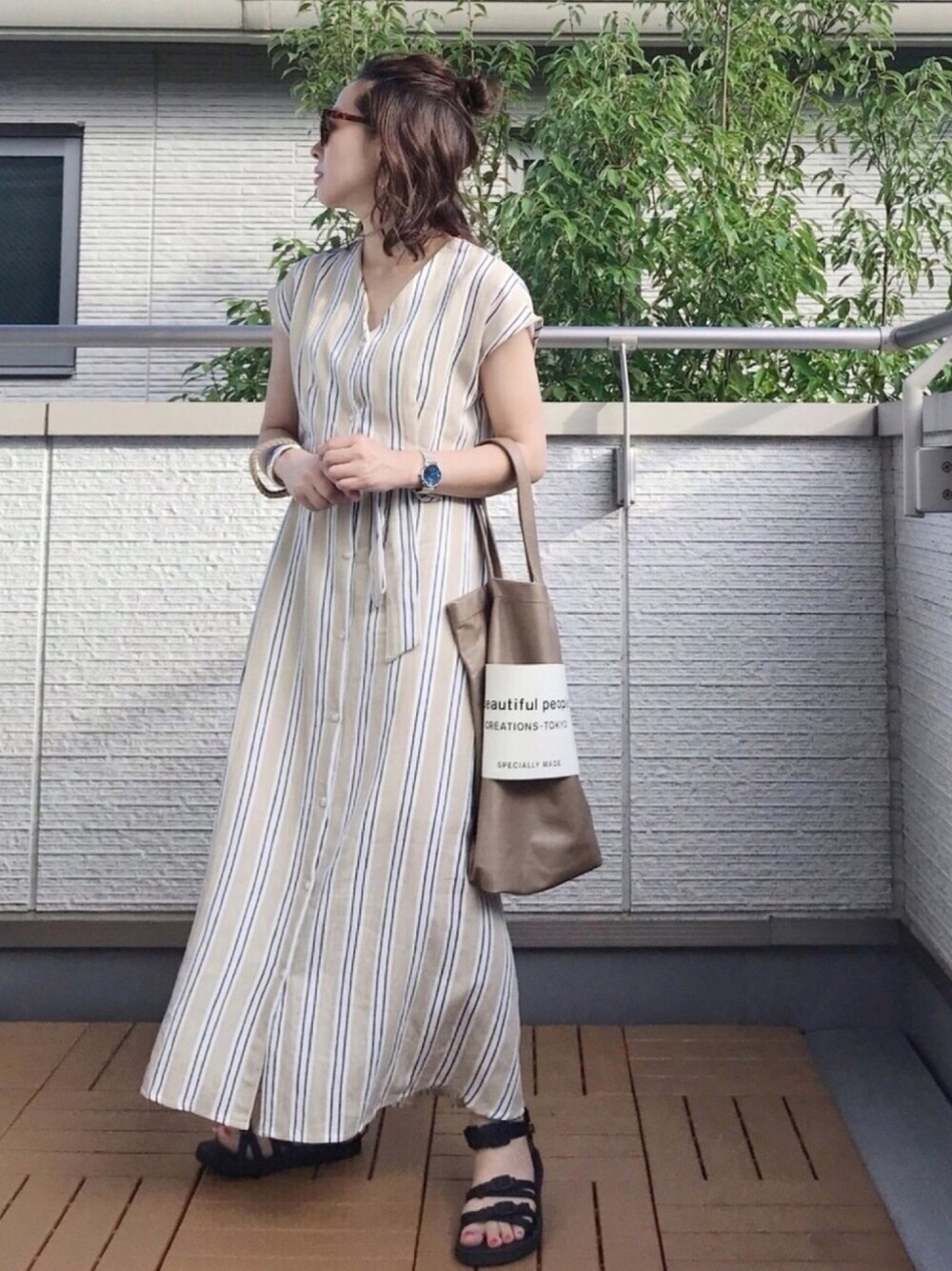 その他のシャツワンピース、ベージュ系のトートバッグ、ブラック系のサンダルを着用したレディースの夏コーディネートの1枚目の写真