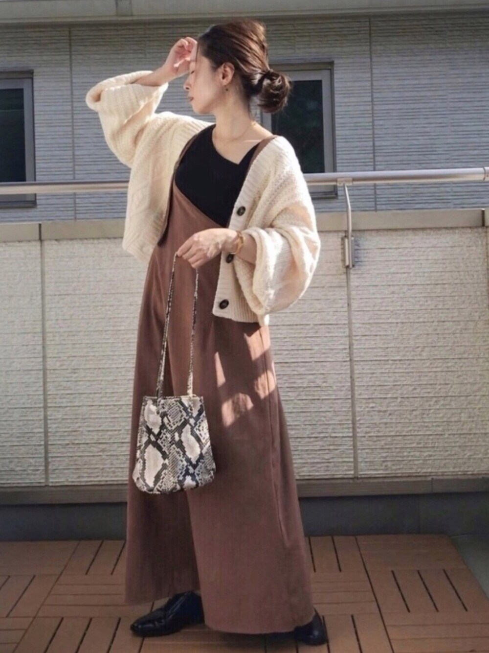 「corners、anq.、ワンショルダー、ジャンパースカート、ケーブルニット、ざっくりニット、ケーブルカーディガン、パイソン柄、低身長、大人カジュアル」｜「CORNERSのワンショルジャンスカ（ジャンパースカート、ブラウン系）」を使った、Kay-teeeさん（レディース・150cm）の秋コーディネートの1枚目の写真