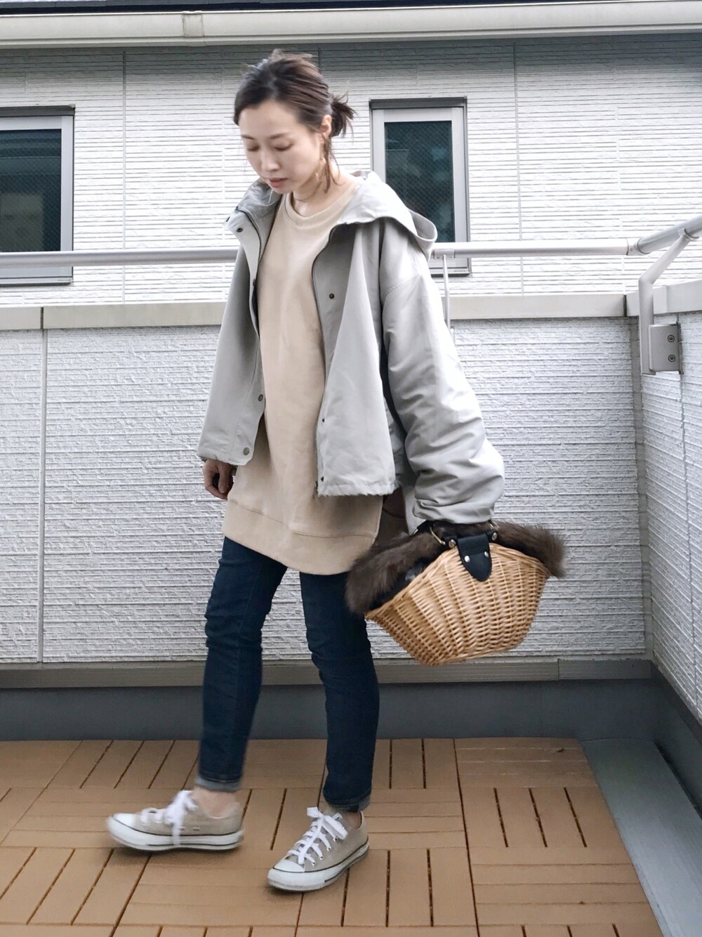 「やっぱりストリートが好き、マウンテンパーカー、スウェット、スキニーパンツ、かごバッグ、ファーバッグ、大人カジュアル、低身長」｜「kutirの袖ボリューム2WAYマウンテンパーカー（マウンテンパーカー、グリーン系）」を使った、Kay-teeeさん（レディース・150cm）の秋コーディネートの1枚目の写真