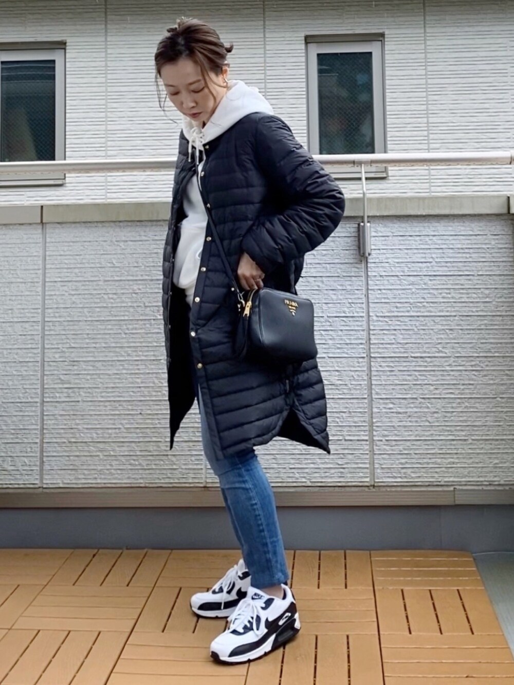 「Traditional Weatherwear、ARKLEY、ダウンジャケット、パーカー、スキニーデニム、エアマックス、大人カジュアル、低身長、雨の日コーデ」｜「Traditional WeatherwearのARKLEY LONG DOWN PACKABLE（ダウンジャケット/コート、ブラック系）」を使った、Kay-teeeさん（レディース・150cm）の秋コーディネートの1枚目の写真