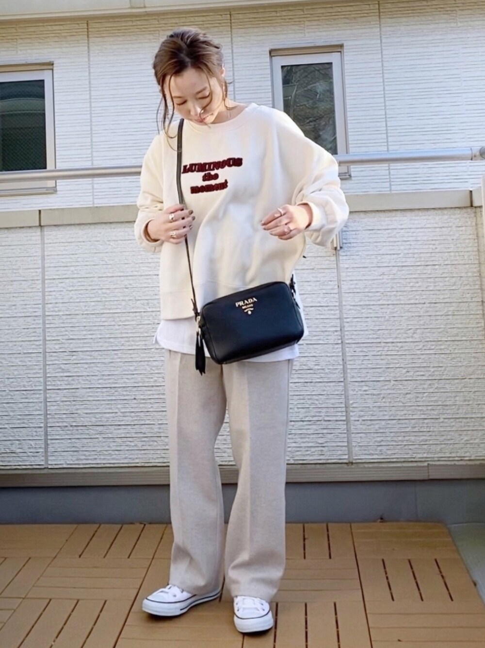 ホワイト系のスウェット、ホワイト系のTシャツ/カットソー、ホワイト系のスラックスを着用したレディースの冬コーディネートの1枚目の写真