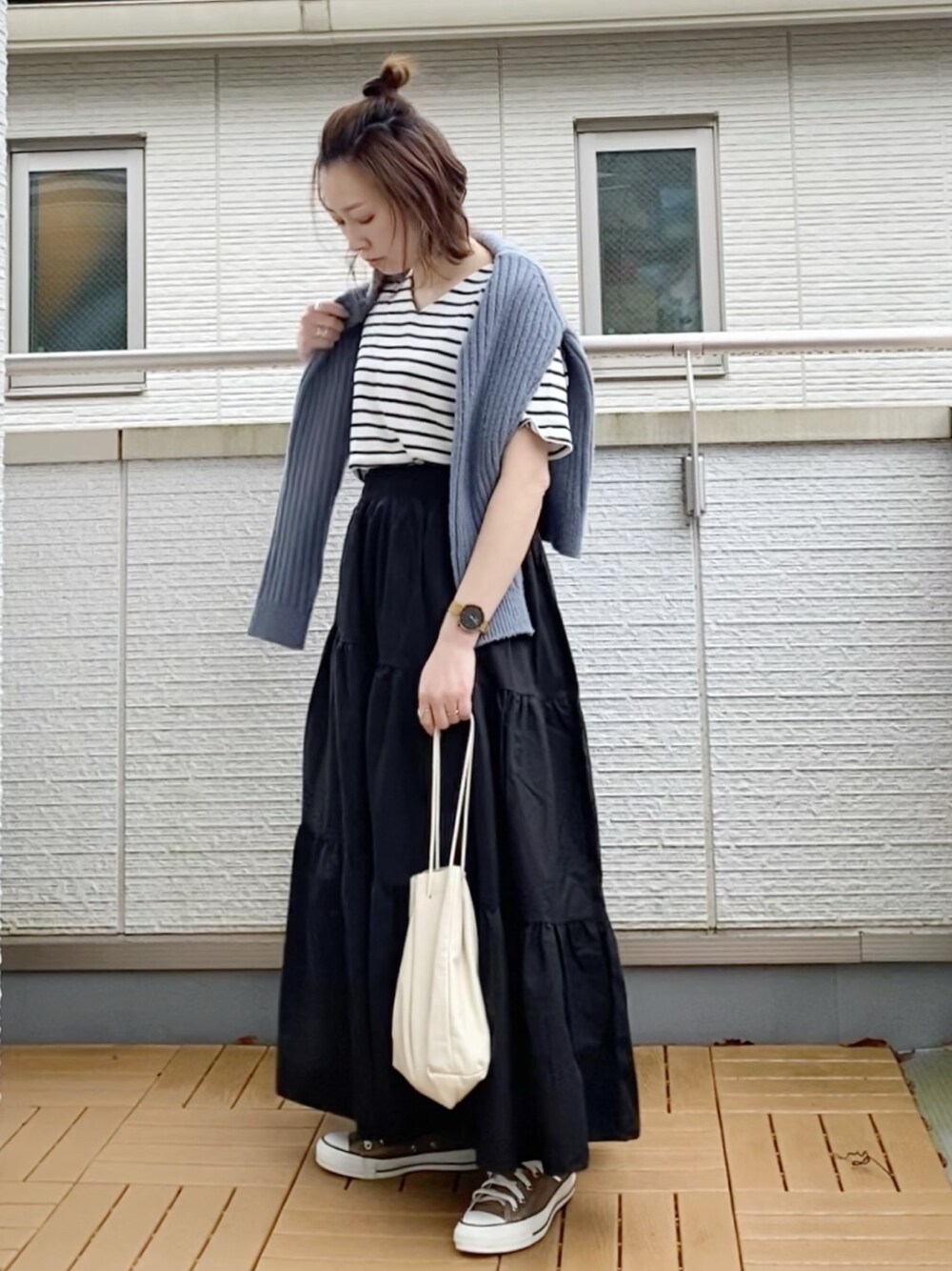 ホワイト系のTシャツ/カットソー、ブルー系のカーディガン/ボレロ、ブラック系のスカートを着用したレディースの春コーディネートの1枚目の写真