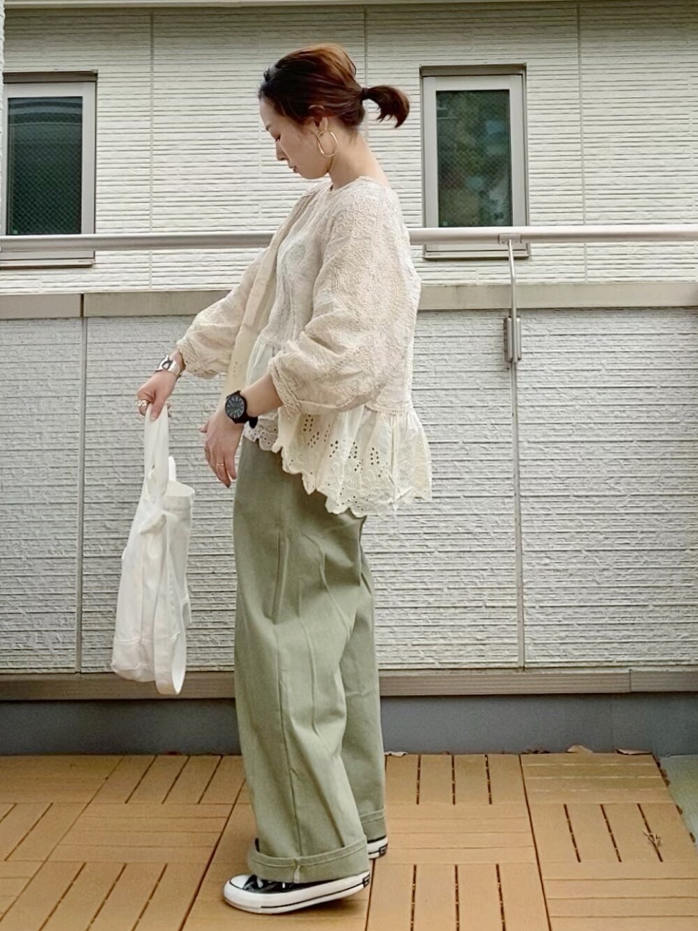 ベージュ系のシャツ/ブラウス、グリーン系のその他パンツ、ホワイト系のトートバッグを着用したレディースの春コーディネートの1枚目の写真