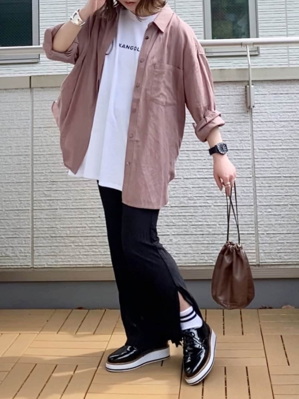 ホワイト系のTシャツ/カットソー、ピンク系のシャツ/ブラウス、ブラック系のその他パンツを着用したレディースの春コーディネートの1枚目の写真